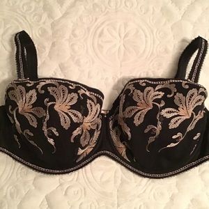 Chantelle 36i US 36g UK embroidered bra like new